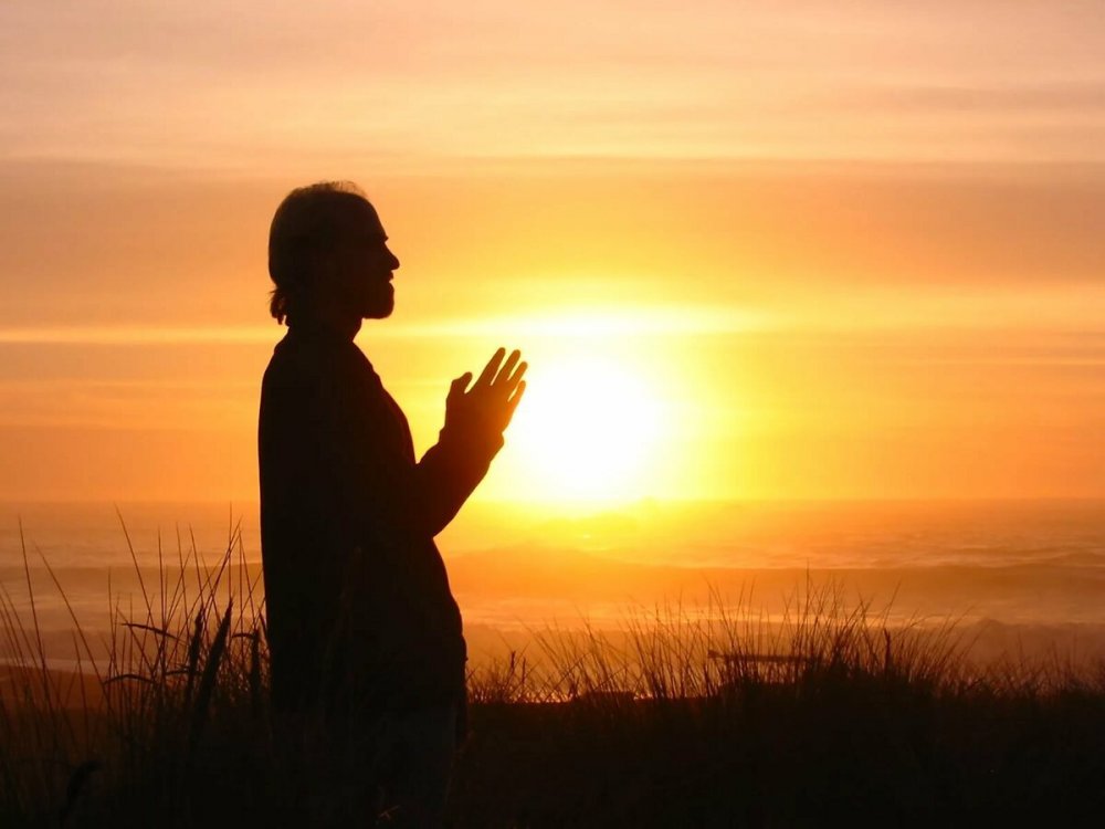 Человек молится Богу