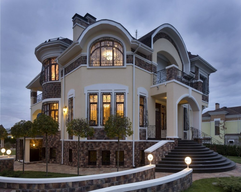 Большой красивый дом