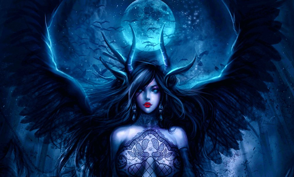 Женщина демон с крыльями