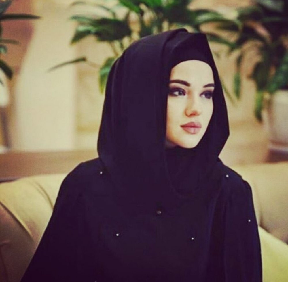 Дина Басаева в хиджабе