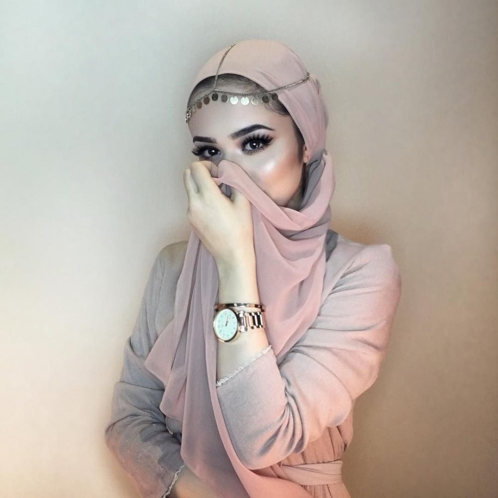 Зарина Пашнина в хиджабе