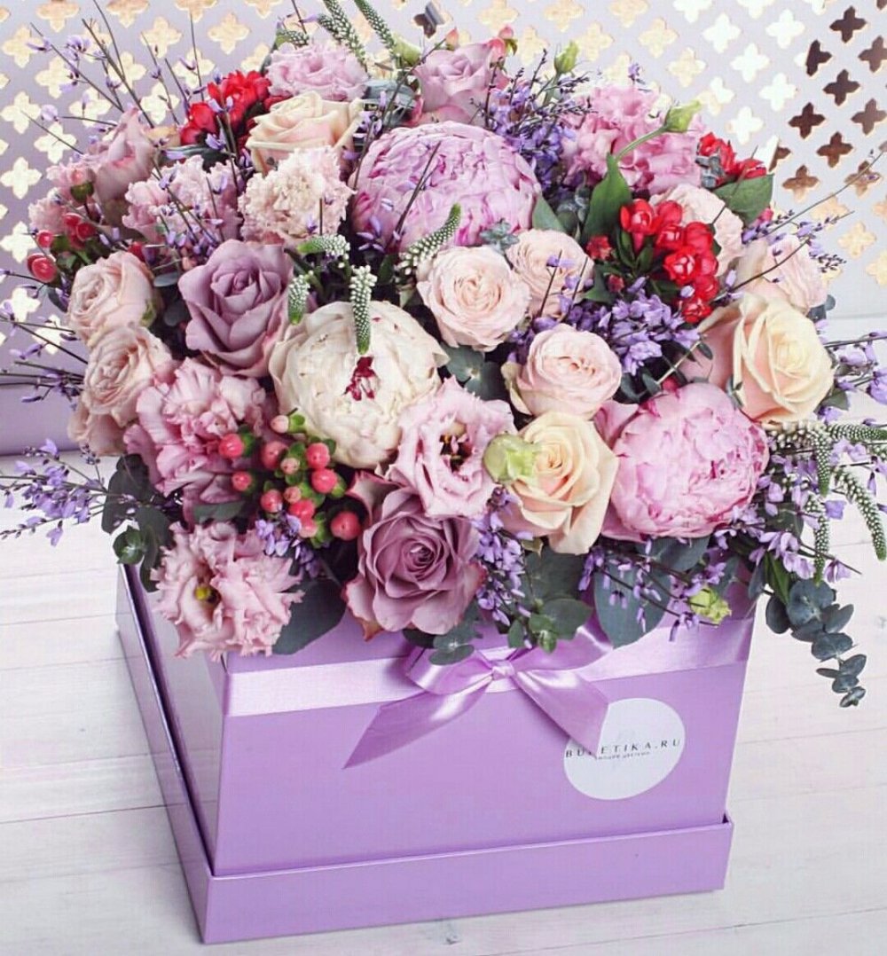 Красивые цветы в коробке