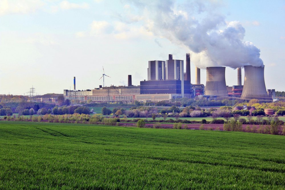 Заводы и фабрики загрязняют окружающую среду