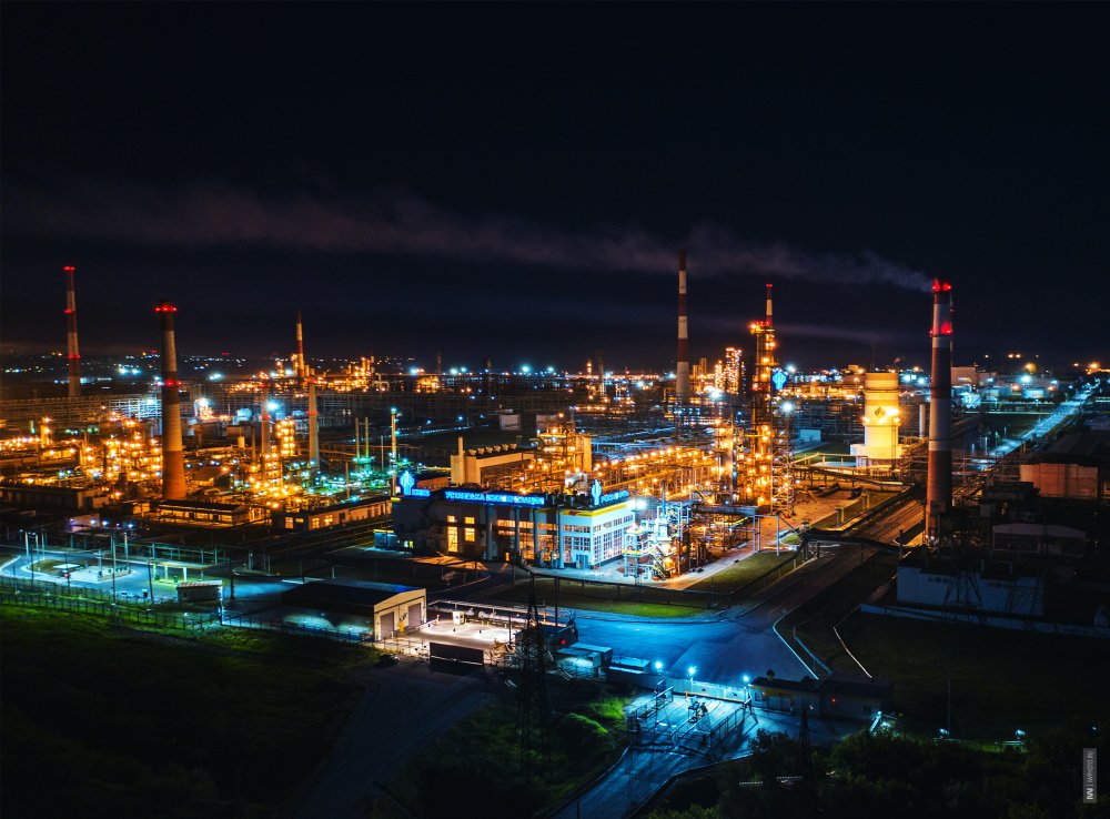 Нефтеперерабатывающий завод Ярославль ночью
