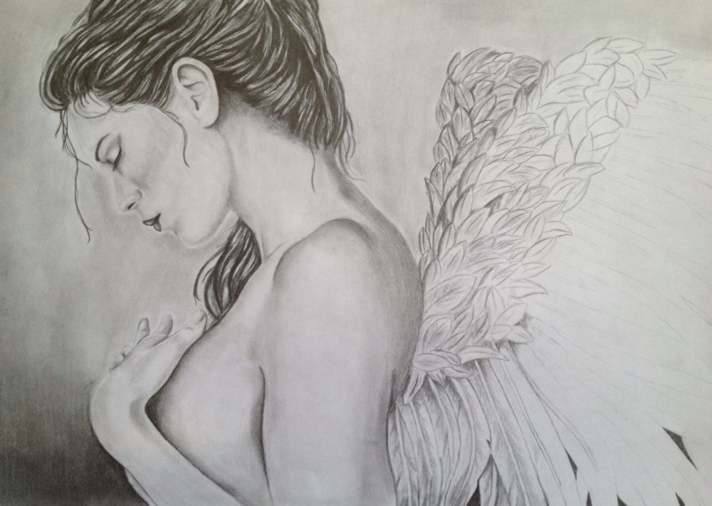 Сидящий ангел с крыльями
