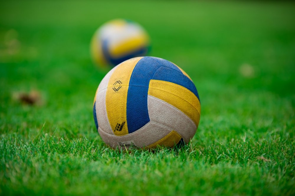 Волейбол мяч на траве