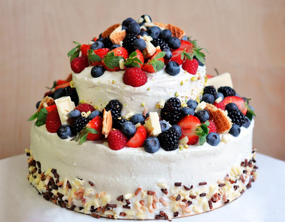 Красивый торт с фруктами