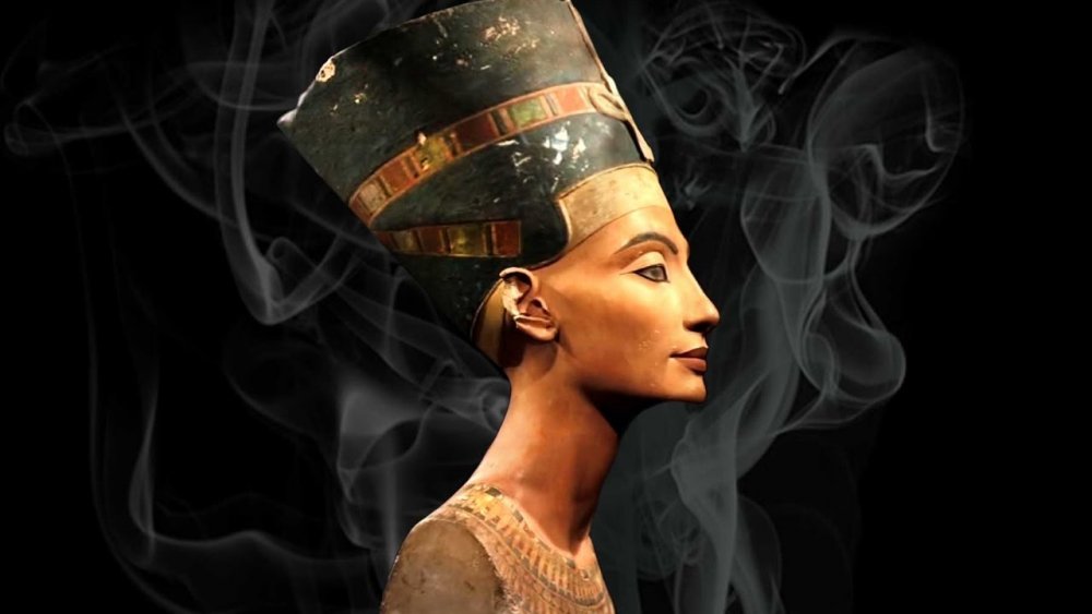 Моника Нефертити
