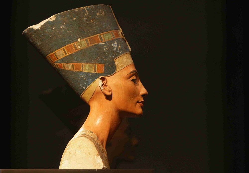 Нефертити царица статуя