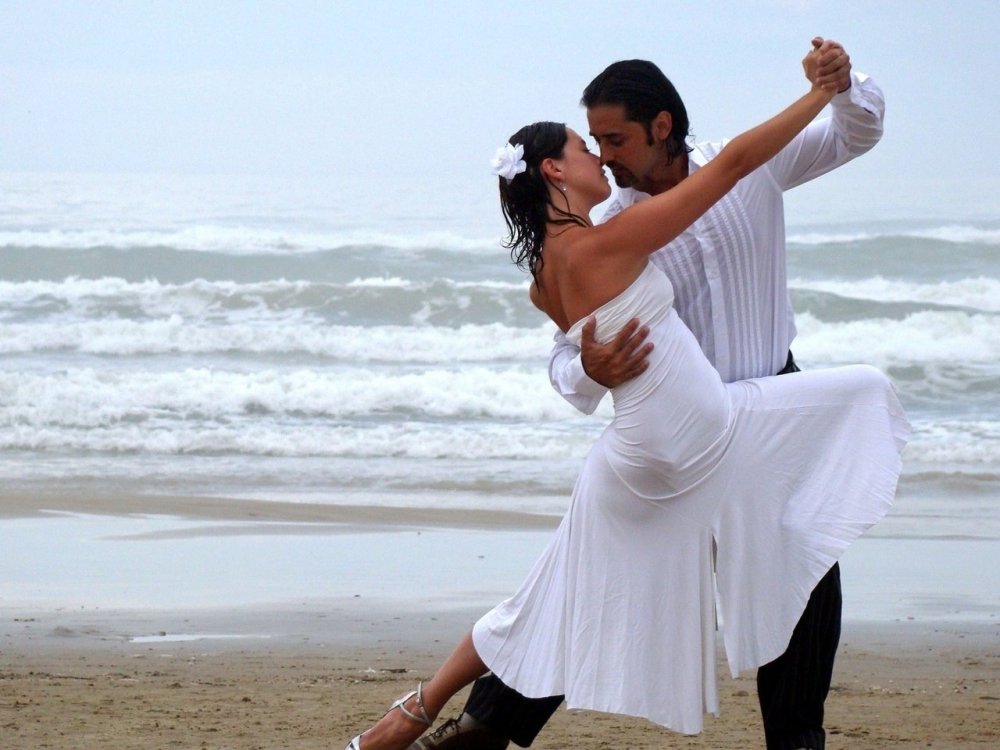 Танцы на берегу моря