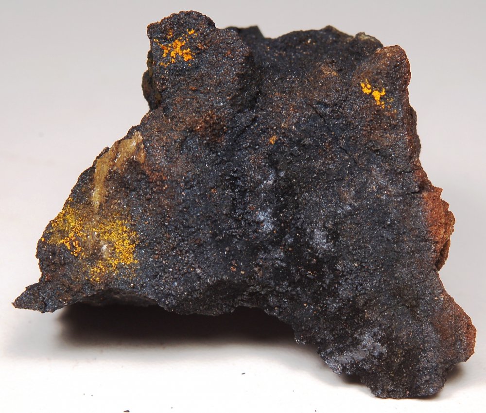 Лимонит минерал черный