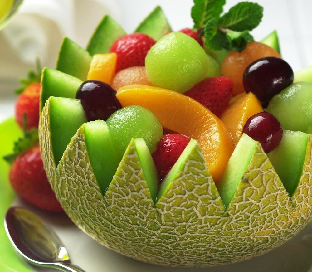 Тарелка с фруктами вид сверху