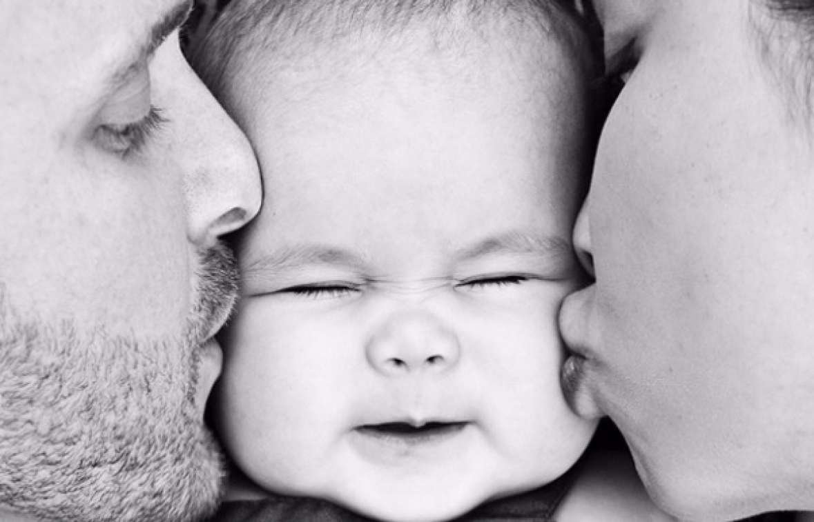 Папа и мама горько. Мама папа и ребенок. Ребенок целует. Папа целует малыша. Мама и папа целуют малыша.