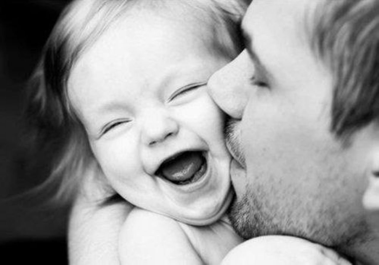 Дочке нравится папа. Папа обнимает дочку. Счастливый папа с дочкой. Папа целует малыша.