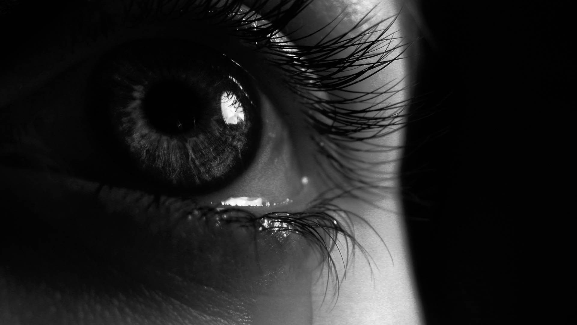 Красивые глаза плачет. Глаз со слезой. Плачущие глаза. Женские глаза.