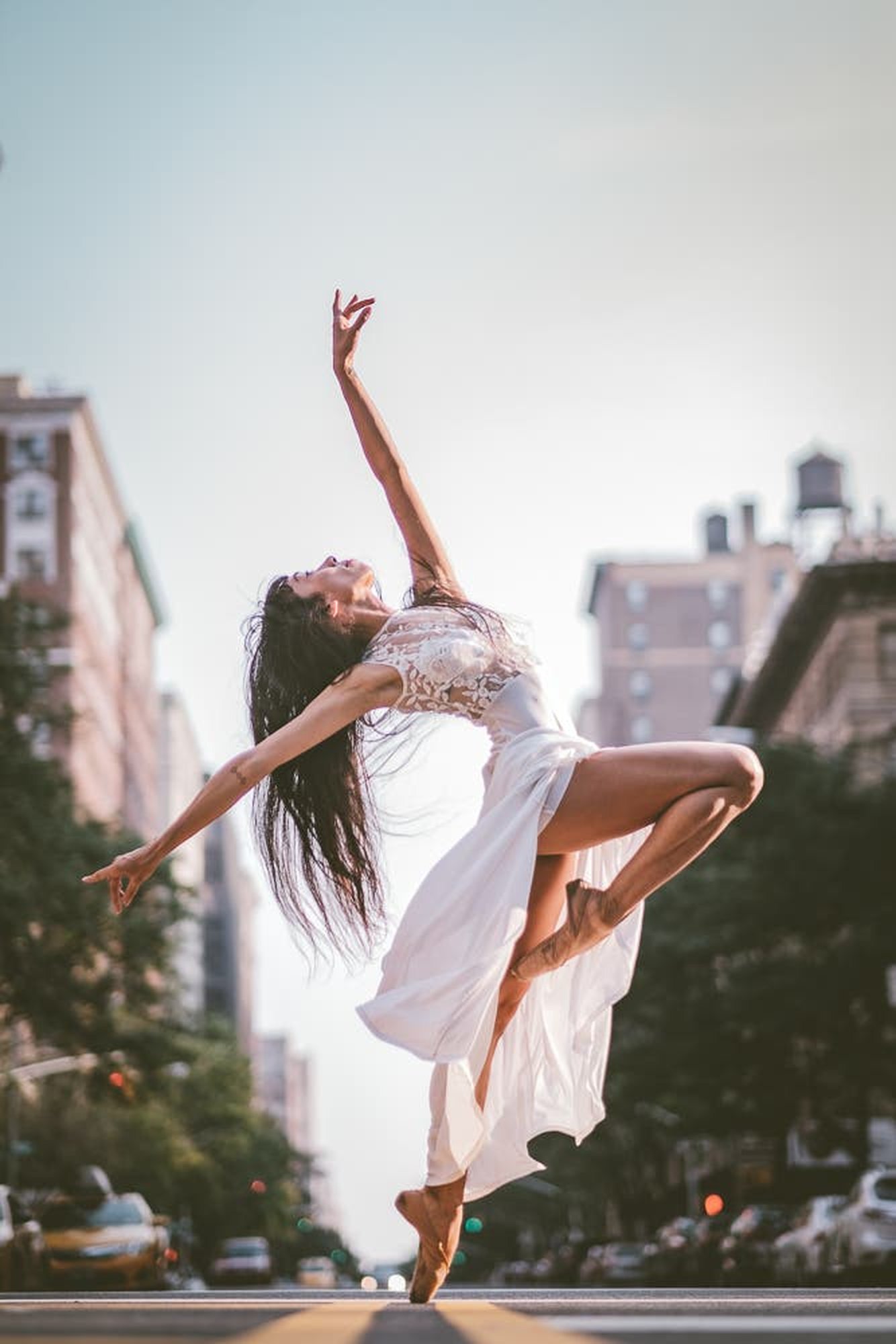 Кружится где в воздухе. Фотограф Омар Роблес балет. Танцующая девушка. Девушка балерина. Красивая Левушка танцует.
