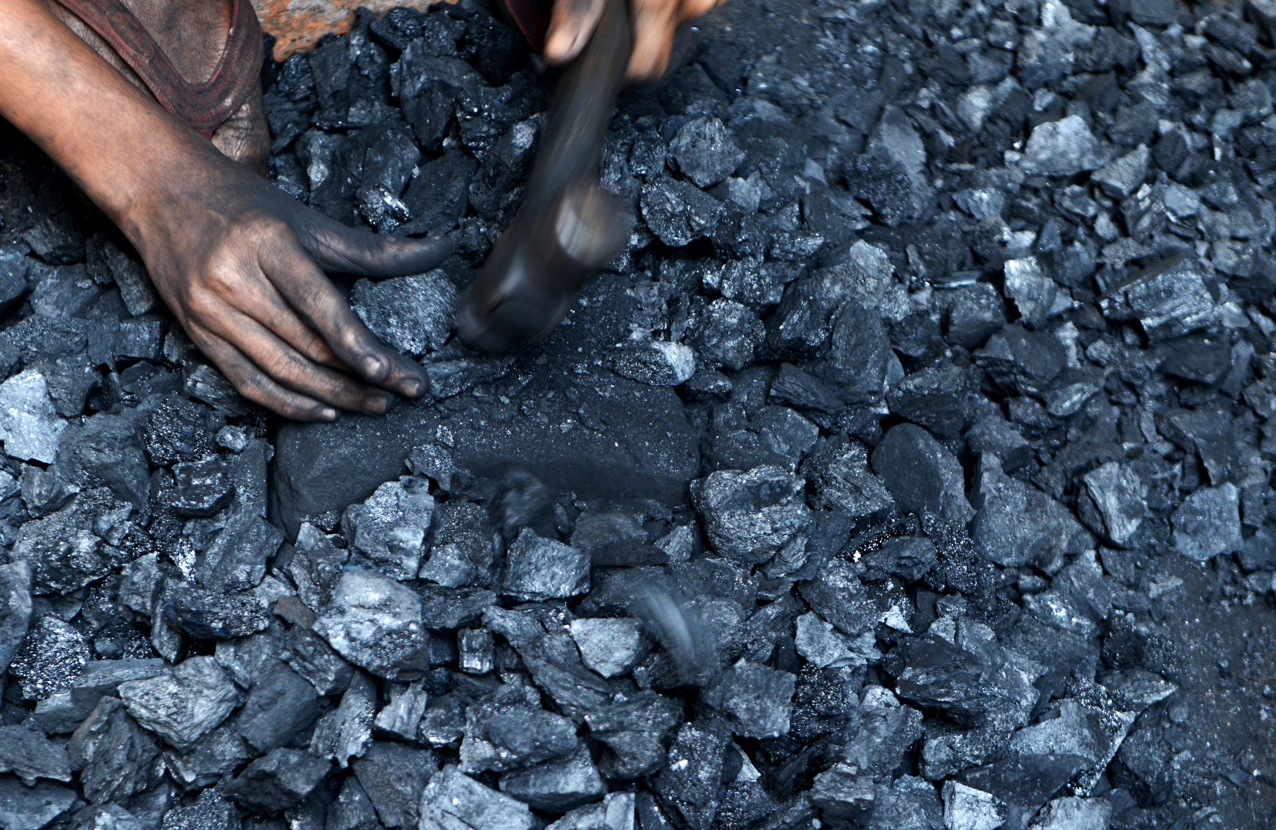 Горючие ископаемые ископаемые ископаемые угли. Каменный уголь. Каменный уголь в природе. Ископаемый уголь. Уголь фото.