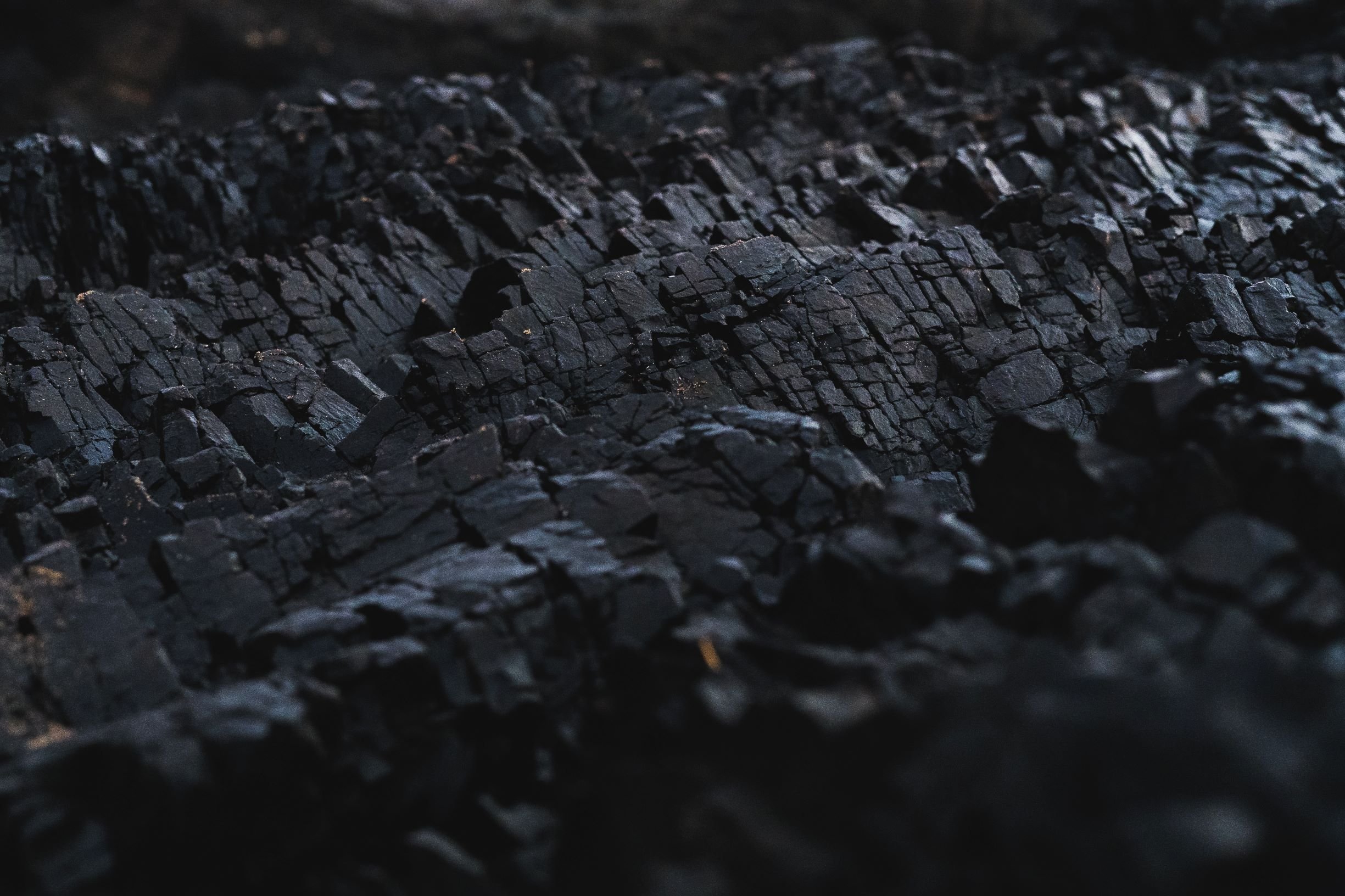 Каменный уголь дерево. Фактура угля. Каменный уголь текстура. Черный уголь. Уголь фон.