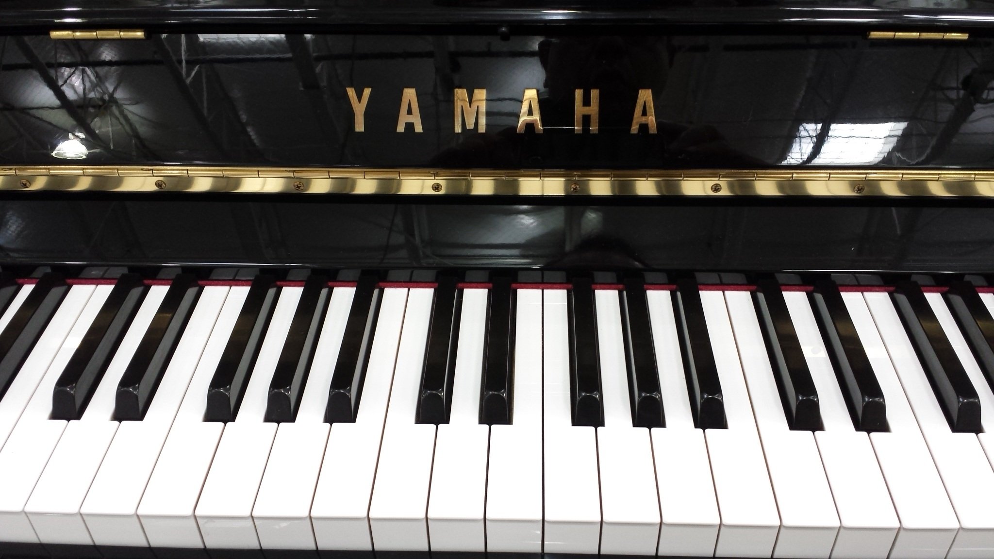 Снимаю с клавиши рояль. Yamaha Calvinova пианино. Клавиши пианино. Фортепиано. Клавиатура рояля.