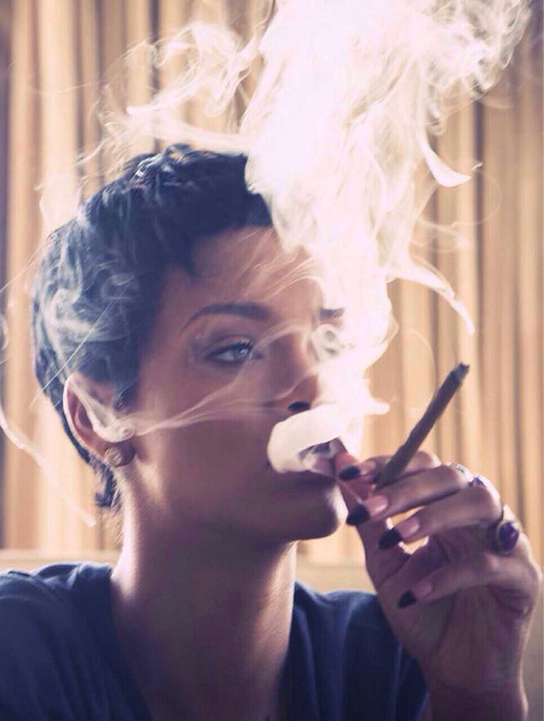 Женщина с сигарой