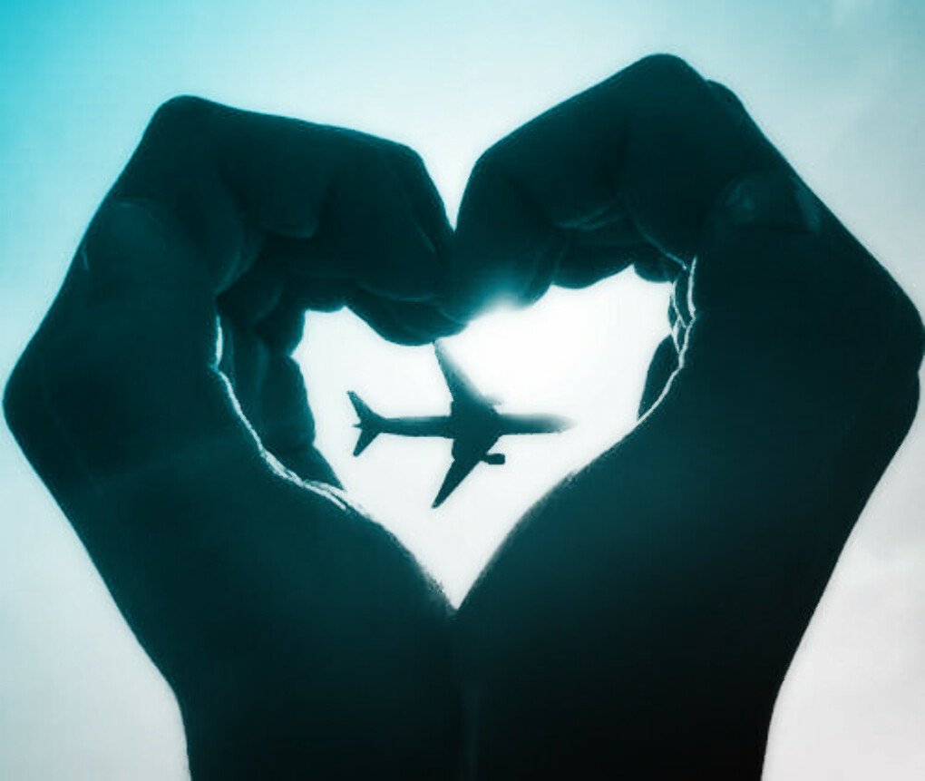 Очень далеко друг от друга. Сердце с самолетом. Любовь. Любовь на расстоянии. Самолет в сердце из рук.
