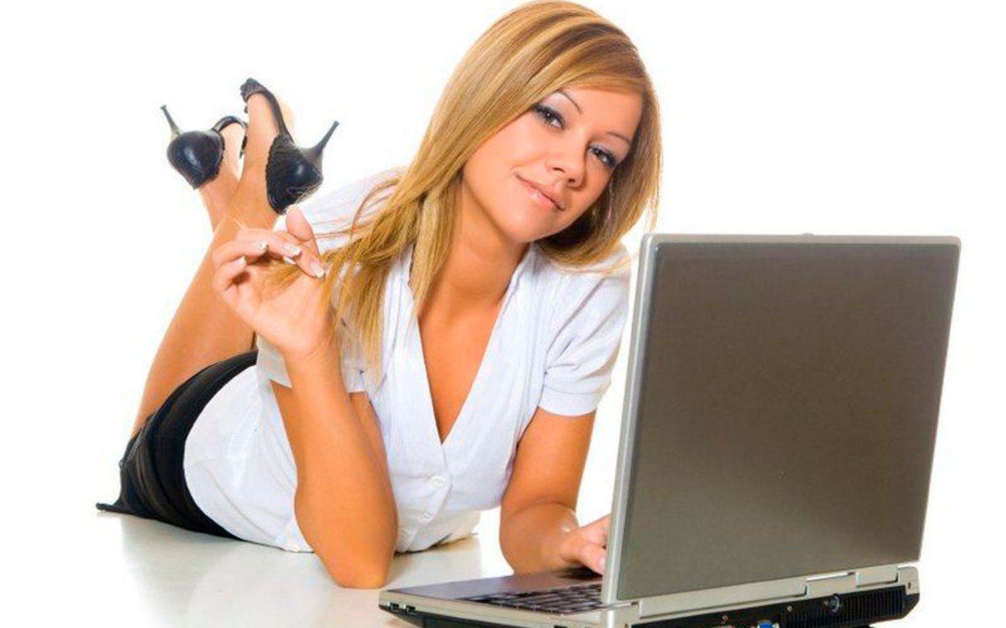 Вебком что это. Девушка с ноутбуком. Девушка заработок в интернете. Компьютерные девушки. Красивые девушки компьютерные.