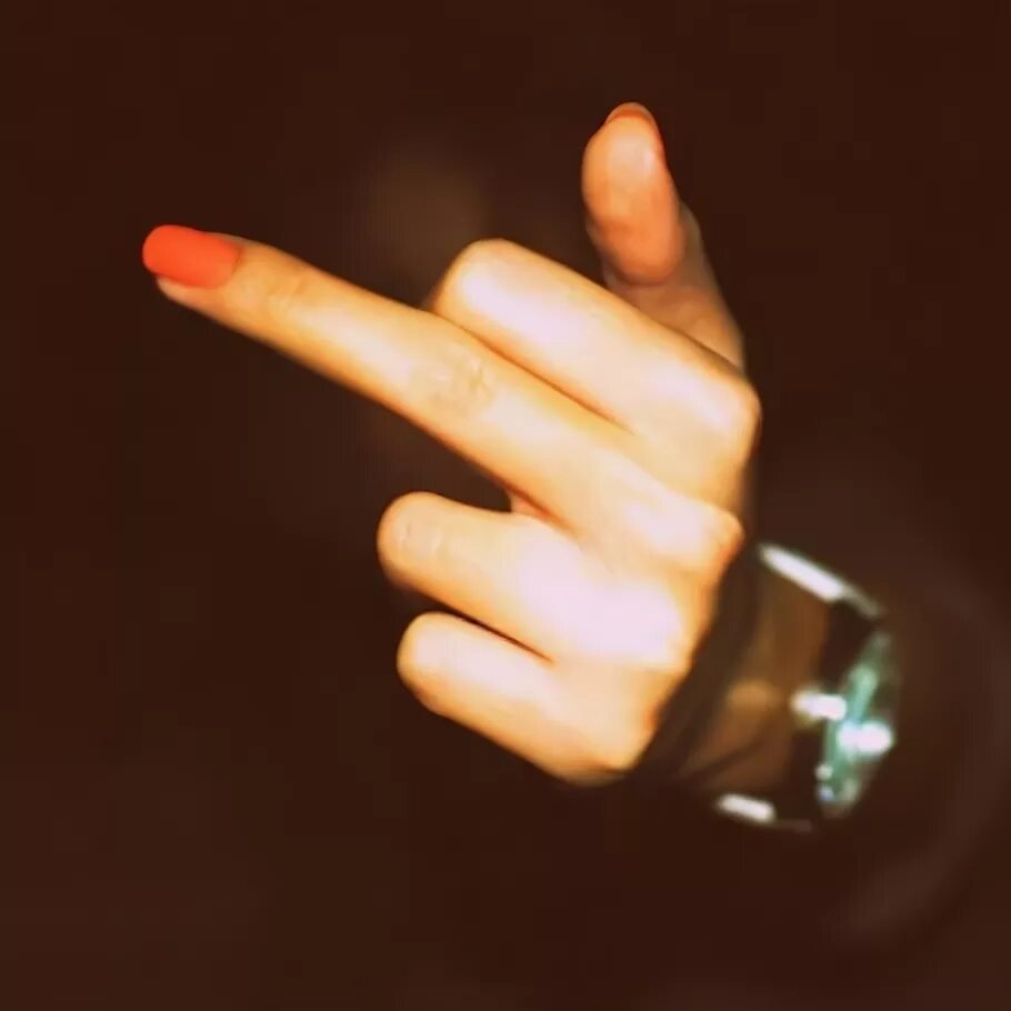 Средний палец девушки