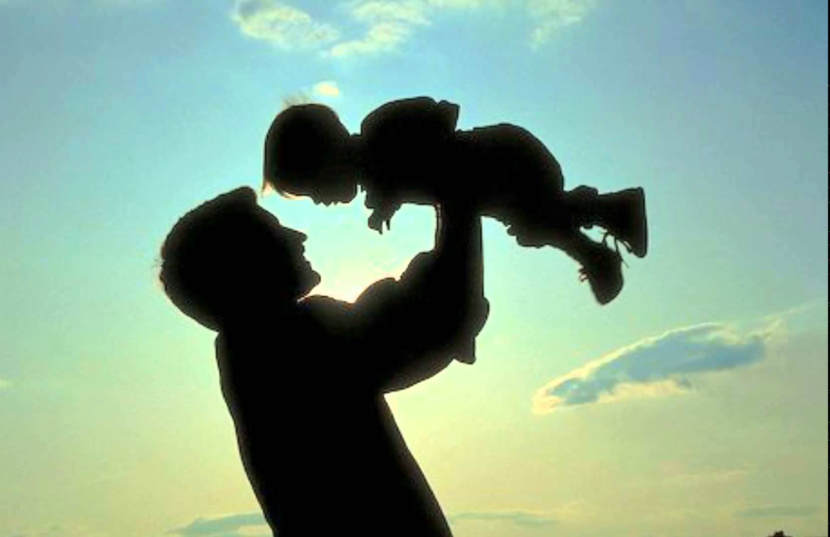 Папа берет дочку. Отец и сын. Отец и сын со спины. Ребенок на руках у папы. Отцы и дети.