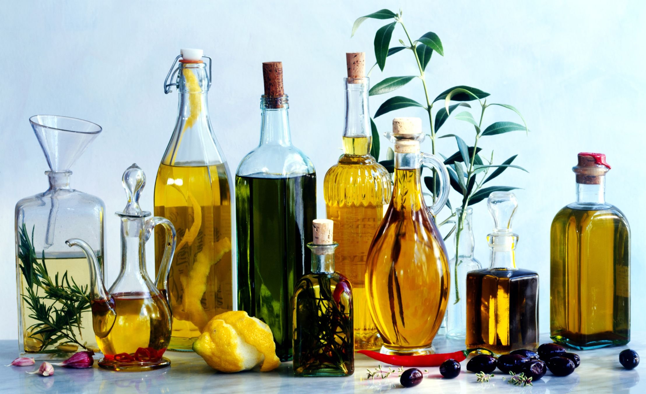 Оливковое масло в пищу. Масло растительное олива. Оливковое масло. Масло растительное с оливковым. Масло пищевое.