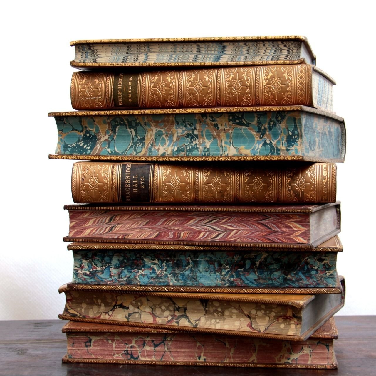 Worn book. Стопка книг. Стопка старинных книг. Полки для книг. Красивая стопка книг.
