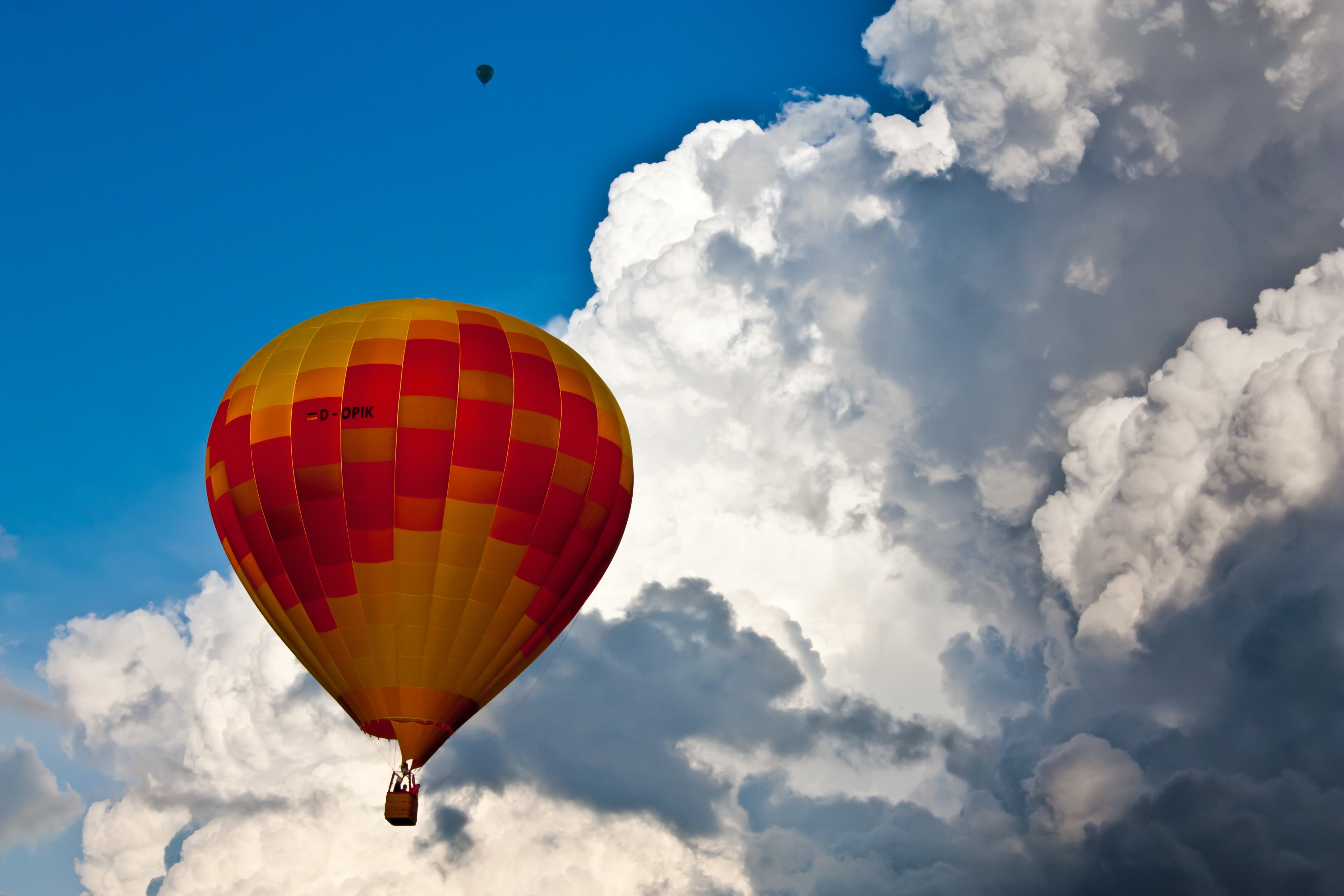 Летающий шар с корзиной. Воздушный шар. Воздушный шар с корзиной в небе. Летающий воздушный шар. Воздушный шар падает.