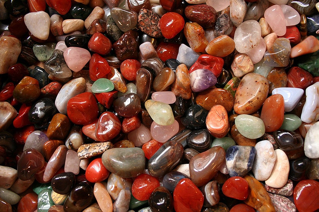 Красивый натуральный камень. Разноцветные камни. Красивые камушки. Цветные камушки. Натуральные камни.