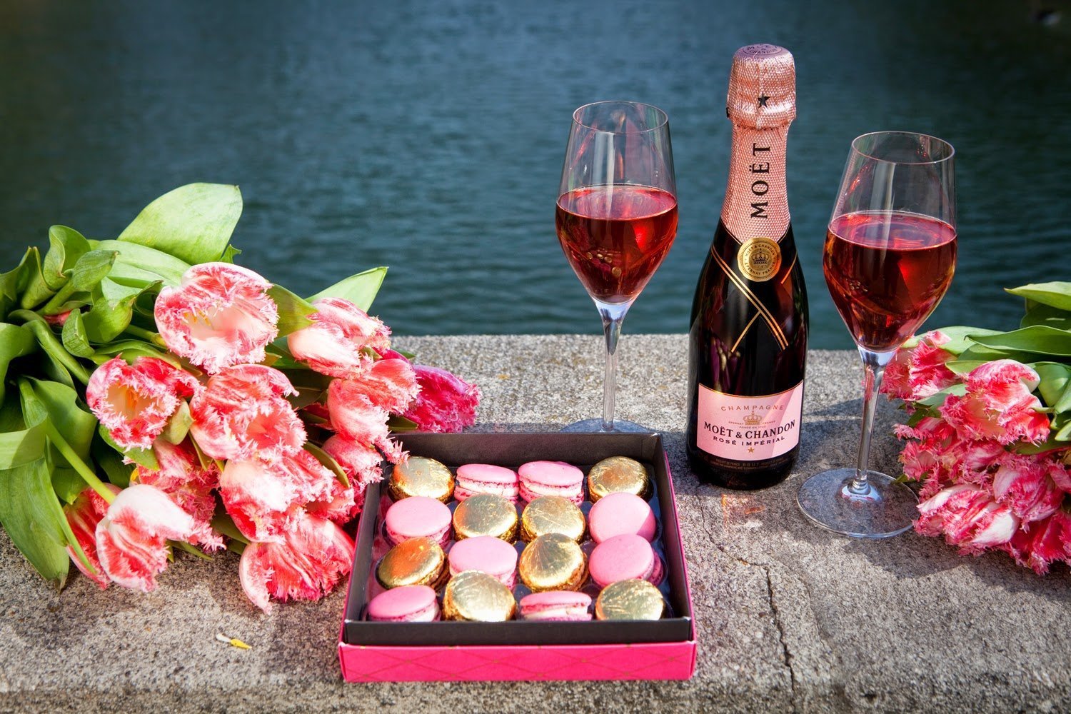 Сколько глав в шампанское и розы. Цветы шампанское конфеты. Цветы вино конфеты. Шампанское и розы. Букеты цветов и шампанского.