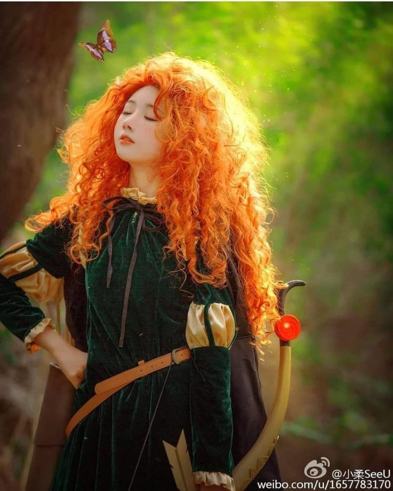 Мультяшная ведьма с рыжими волосами