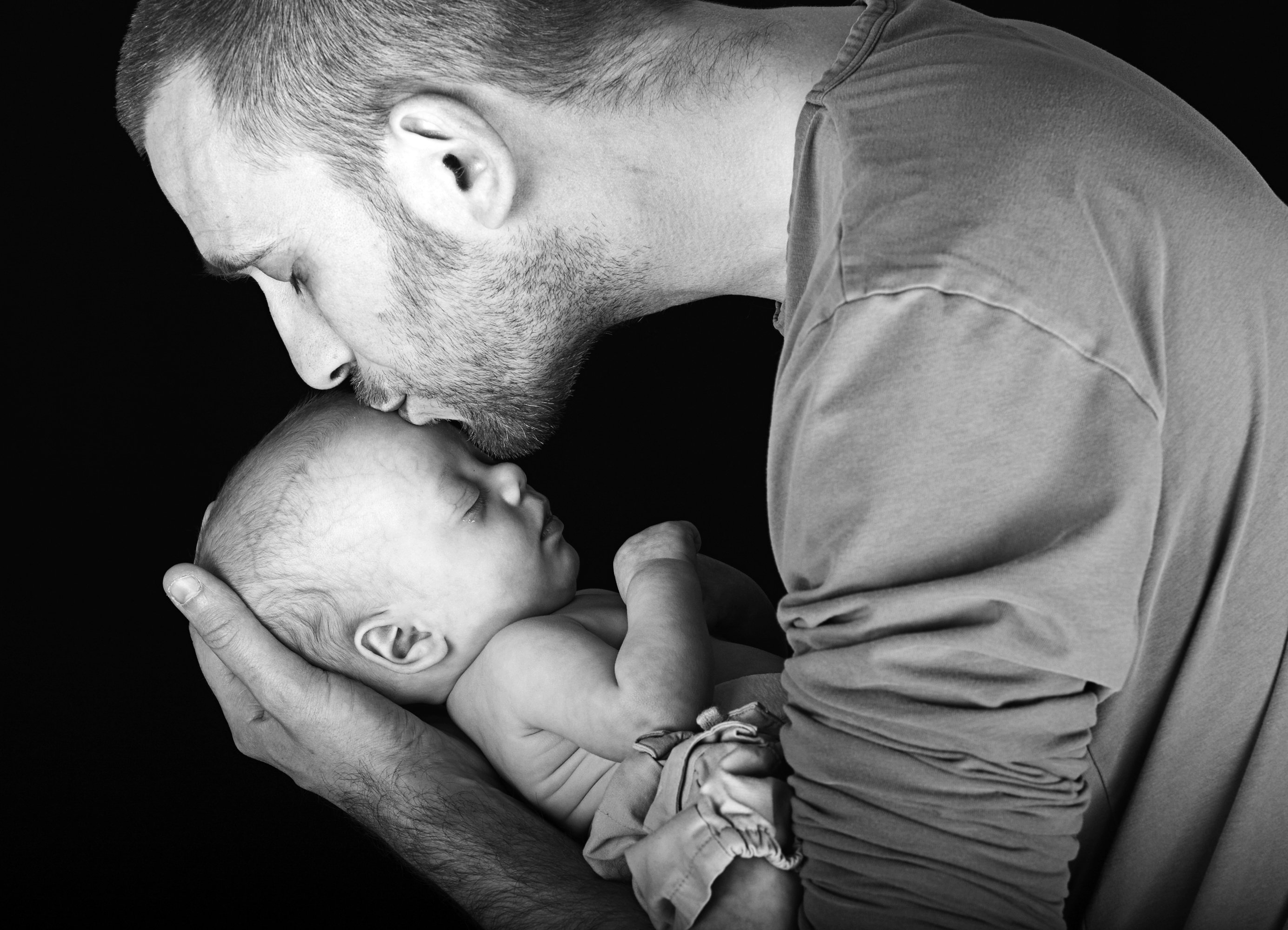 Поцелуй отец сын. Папа с младенцем. Мужчина с младенцем. Фотосессия с новорожденным. Отцы и дети.