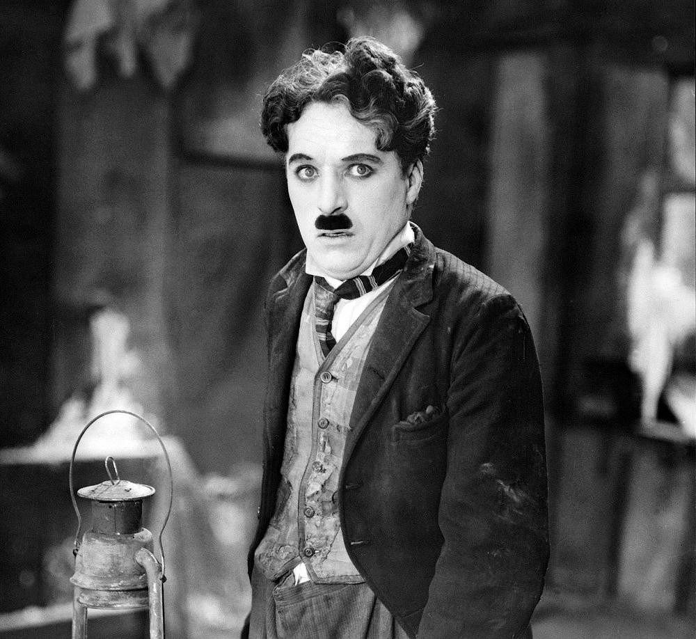 Чарли Чаплин в полный рост