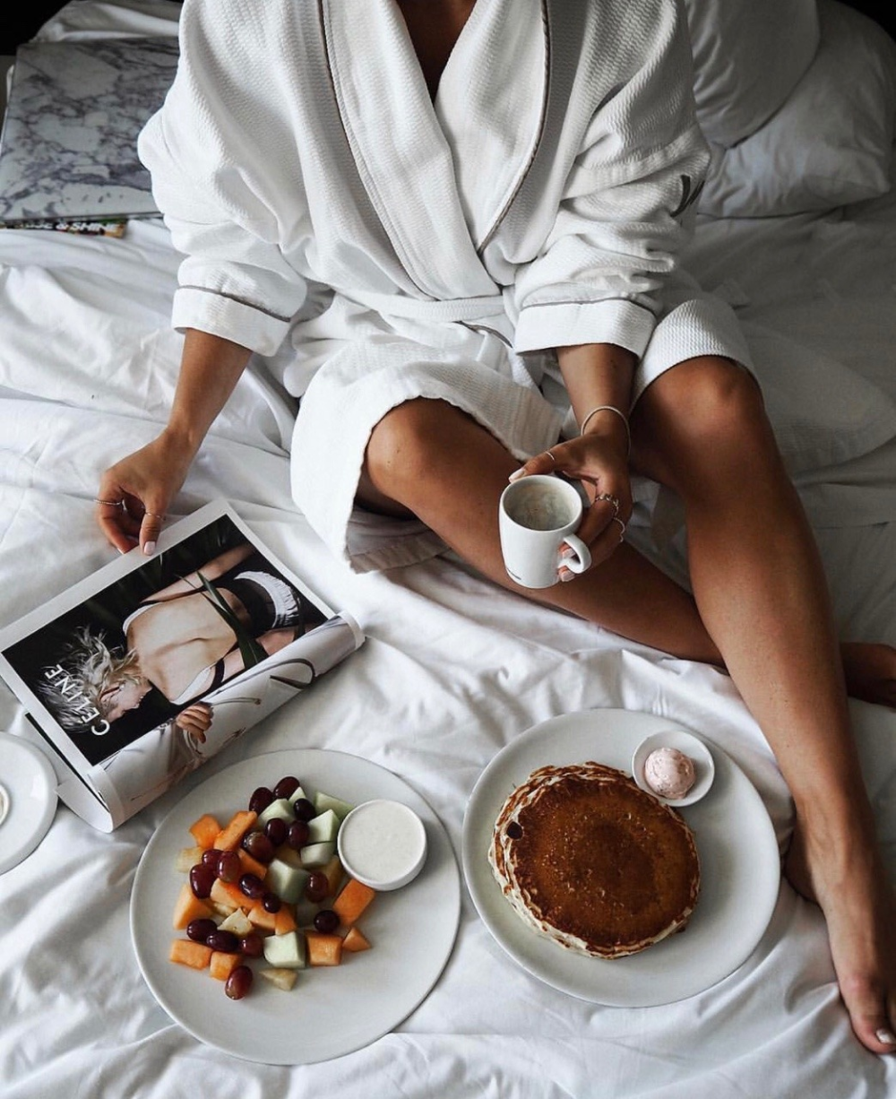 Кофе в постель. Завтрак в постель. Завтрак в постель девушке. Утренний кофе в постель. В постели с кофе очень