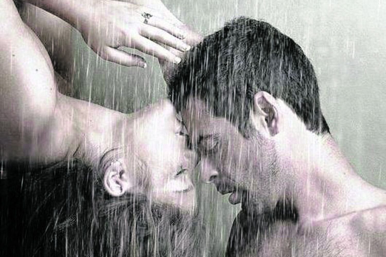 Мужчина и женщина под дождем