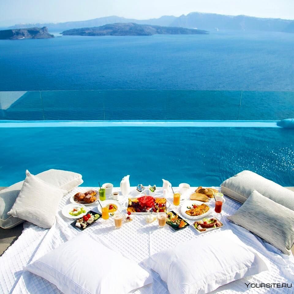 Вкусный завтрак с видом на моря