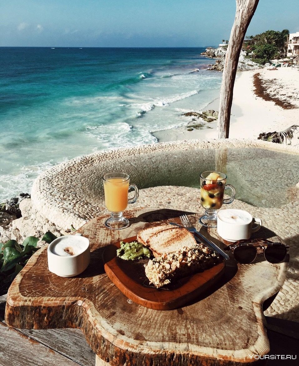 Завтрак на террасе у моря