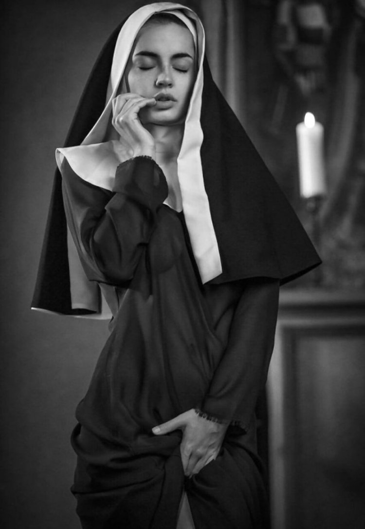 Монахиня красивая