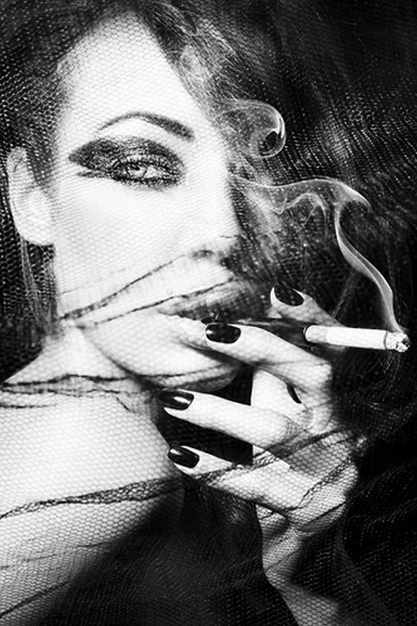 Аватарки курящие. Девушка с сигаретой. Курящая девушка. Дама с сигаретой. Красивая женщина с сигаретой.