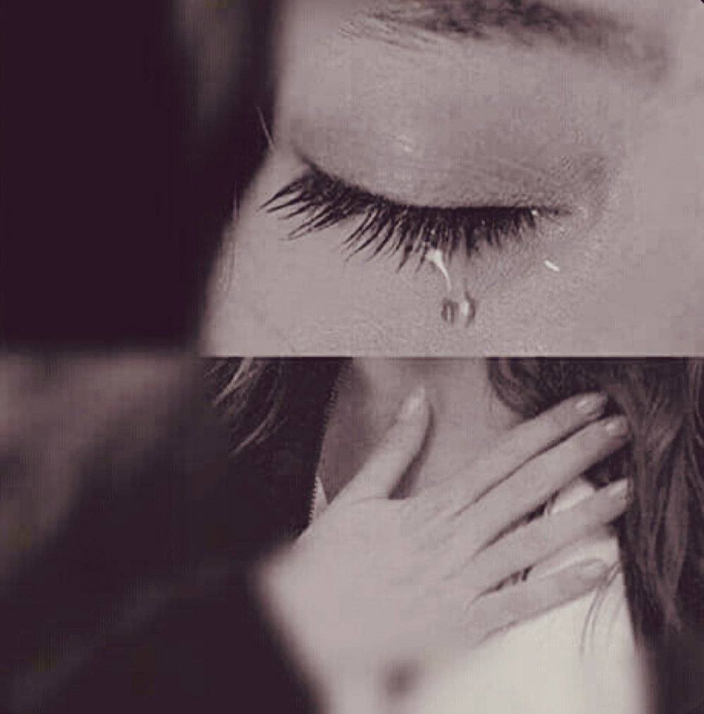 Красивая девушка плачет