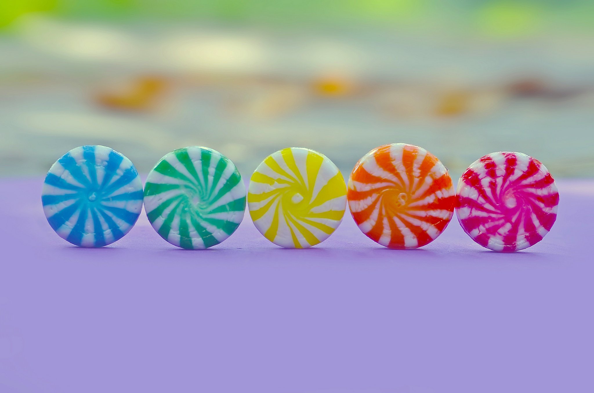 Цвет карамельки. Круглые сосательные конфеты карамель. Разноцветные леденцы. Разноцветные карамельные конфеты. Круглый леденец.