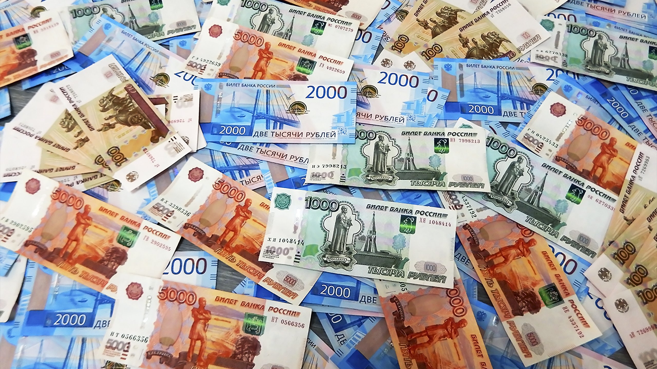 Крупные купюры рубли. Бумажные деньги. Российские деньги. Много бумажных денег. Деньги рубли.