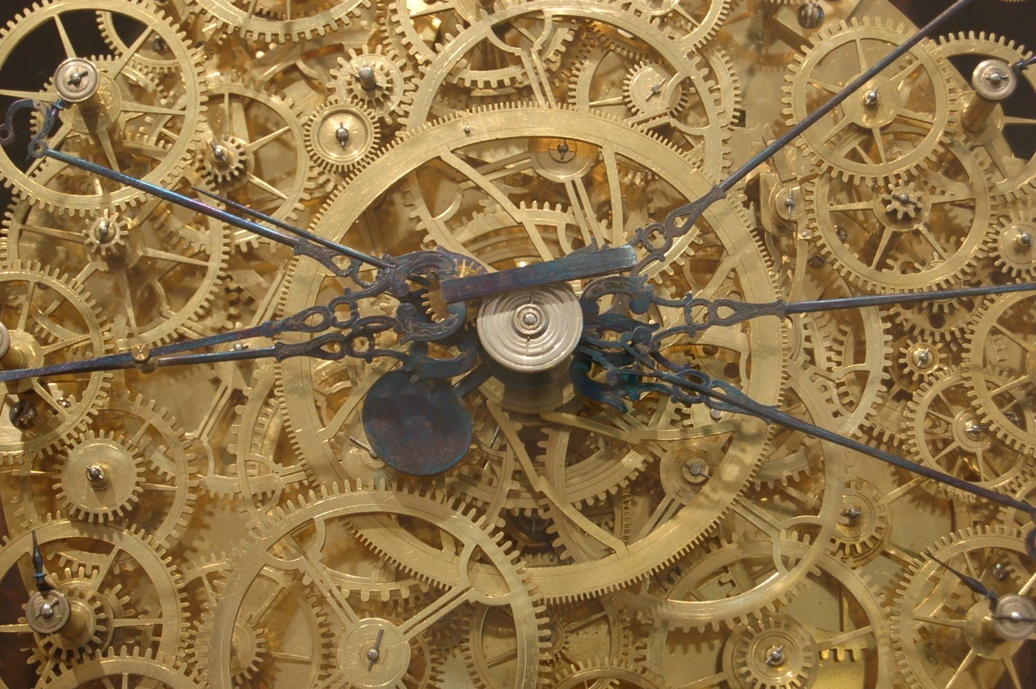 Механика часы работы. Часовой механизм. Сложный механизм. Часы с механизмом. Старинный часовой механизм.