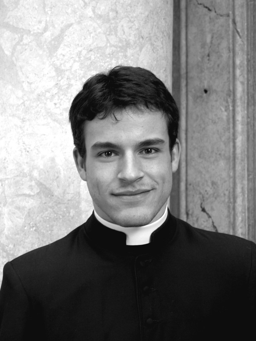 Молодые священники Ватикана