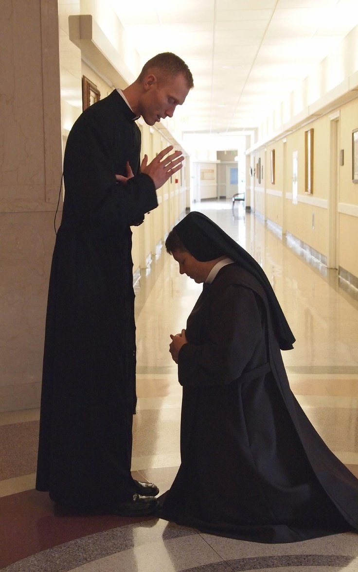 Священник и монахиня