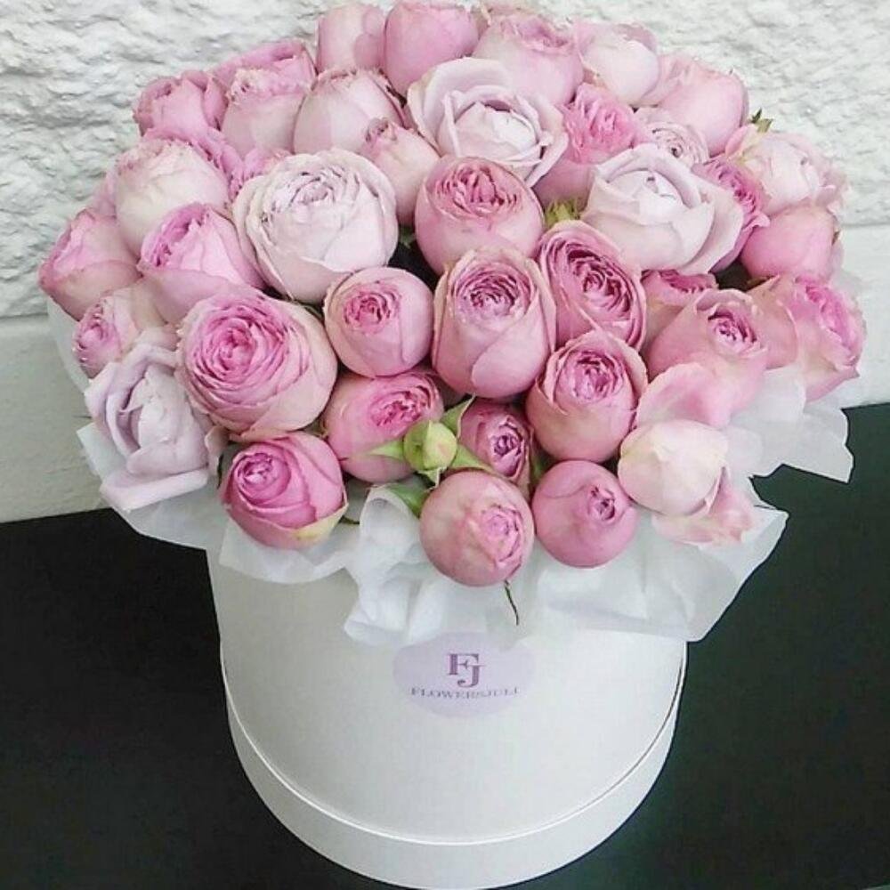 Модные букеты из розовых роз в коробочке