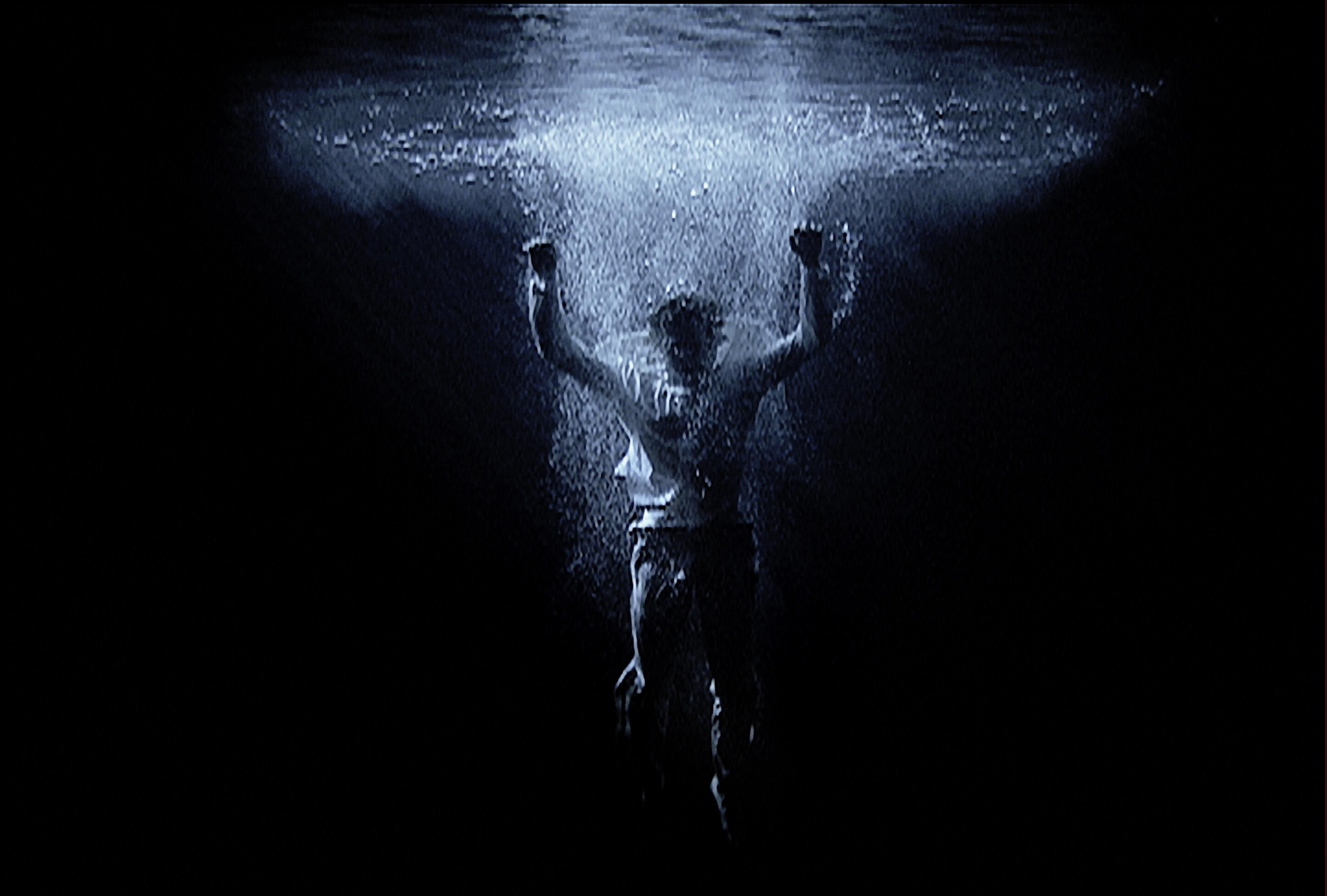 Into the water below. Билл Виола. Билл Виола видеоарт человек. Тонущий человек под водой. Человек тонущий во тьме.